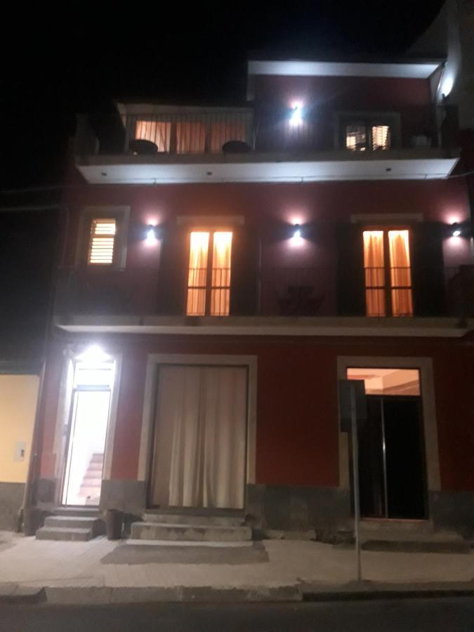 Bed & Breakfast Dietro Le Mura Aci Castello Bagian luar foto