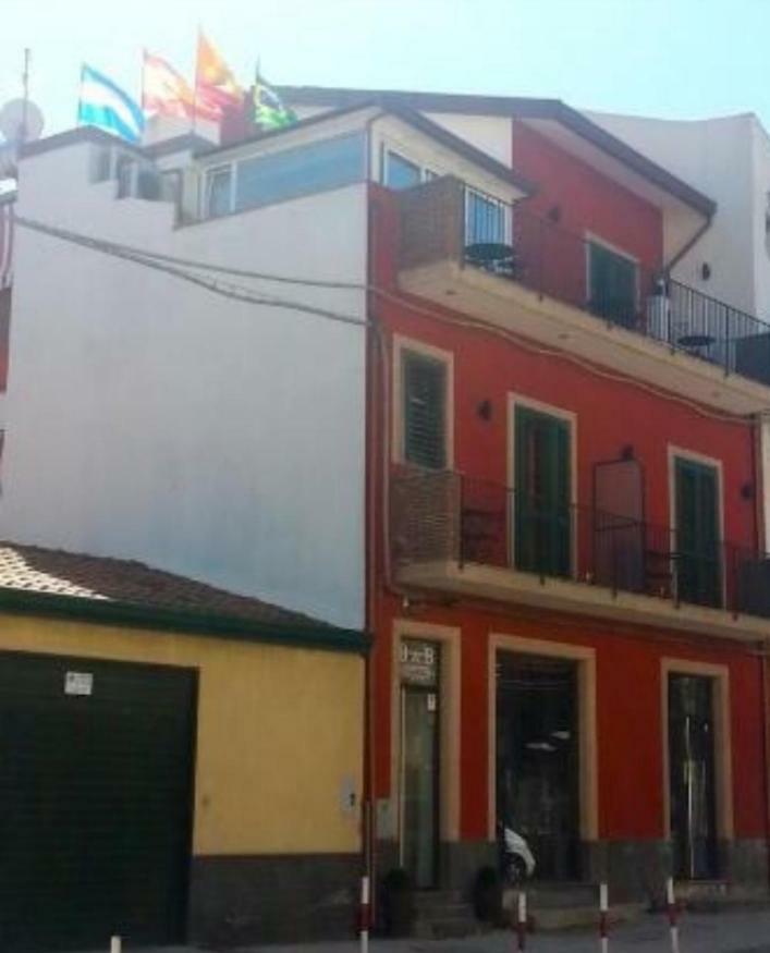 Bed & Breakfast Dietro Le Mura Aci Castello Bagian luar foto