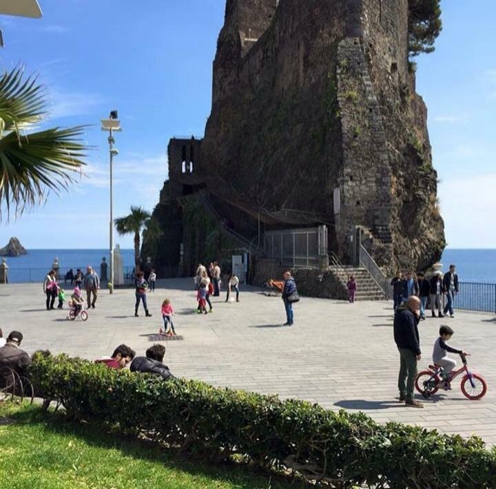 Bed & Breakfast Dietro Le Mura Aci Castello Bagian luar foto