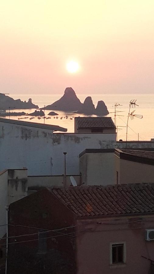 Bed & Breakfast Dietro Le Mura Aci Castello Bagian luar foto