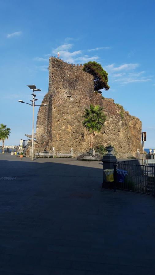 Bed & Breakfast Dietro Le Mura Aci Castello Bagian luar foto