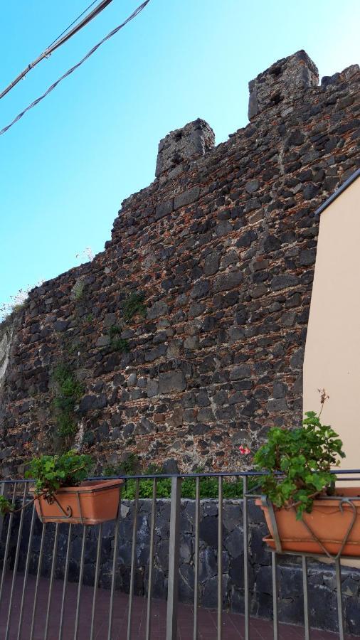 Bed & Breakfast Dietro Le Mura Aci Castello Bagian luar foto
